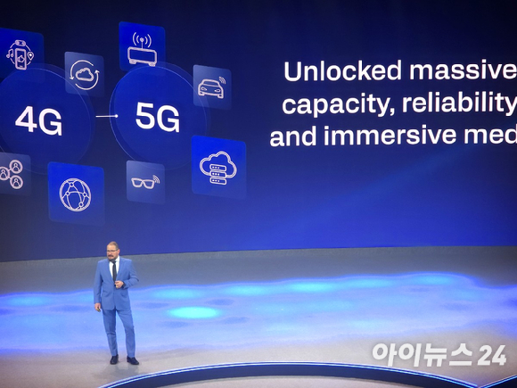 크리스티아노 아몬 퀄컴 최고경영자(CEO)가 3일(현지시간) 스페인 바르셀로나에서 열린 모바일월드콩그레스(MWC) 2026 현장에서 기조연설하고 있다. [사진=안세준 기자]