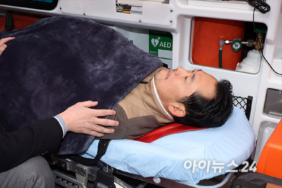통일교&middot;공천헌금 '쌍특검'을 요구하며 8일째 단식을 진행 중인 장동혁 국민의힘 대표가 22일 서울 여의도 국회에서 단식을 중단하고 병원으로 이송되고 있다. [사진=곽영래 기자]