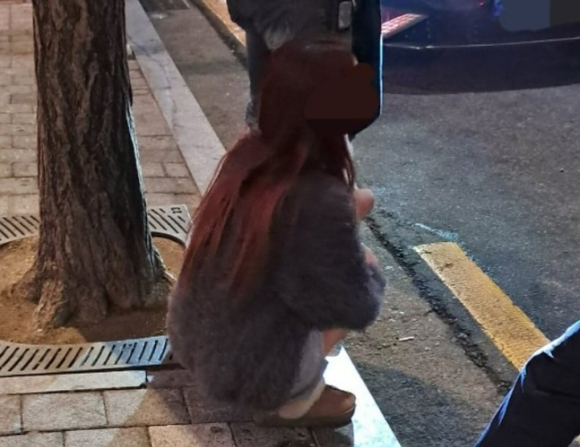 만취한 채 운전하다 사망 사고를 내고도 제대로 된 구호 조치를 하지 않은 채 강아지만 끌어안고 있었다고 알려진 20대 여성이 유명 DJ인 것으로 드러났다. 사진은 사고 당시 모습. [사진=유튜브 채널 '카라큘라 미디어']