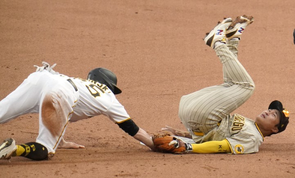 MLB 샌디에이고에서 뛰고 있는 김하성(오른쪽)이 2일(한국시간) 열린 피츠버그와 원정 경기 6회말 수비에서 커버 플레이로 3루로 들어오는 피츠버그 주자 브라이언 레이놀즈를 태그아웃으로 잡아내고 있다. [사진=뉴시스]