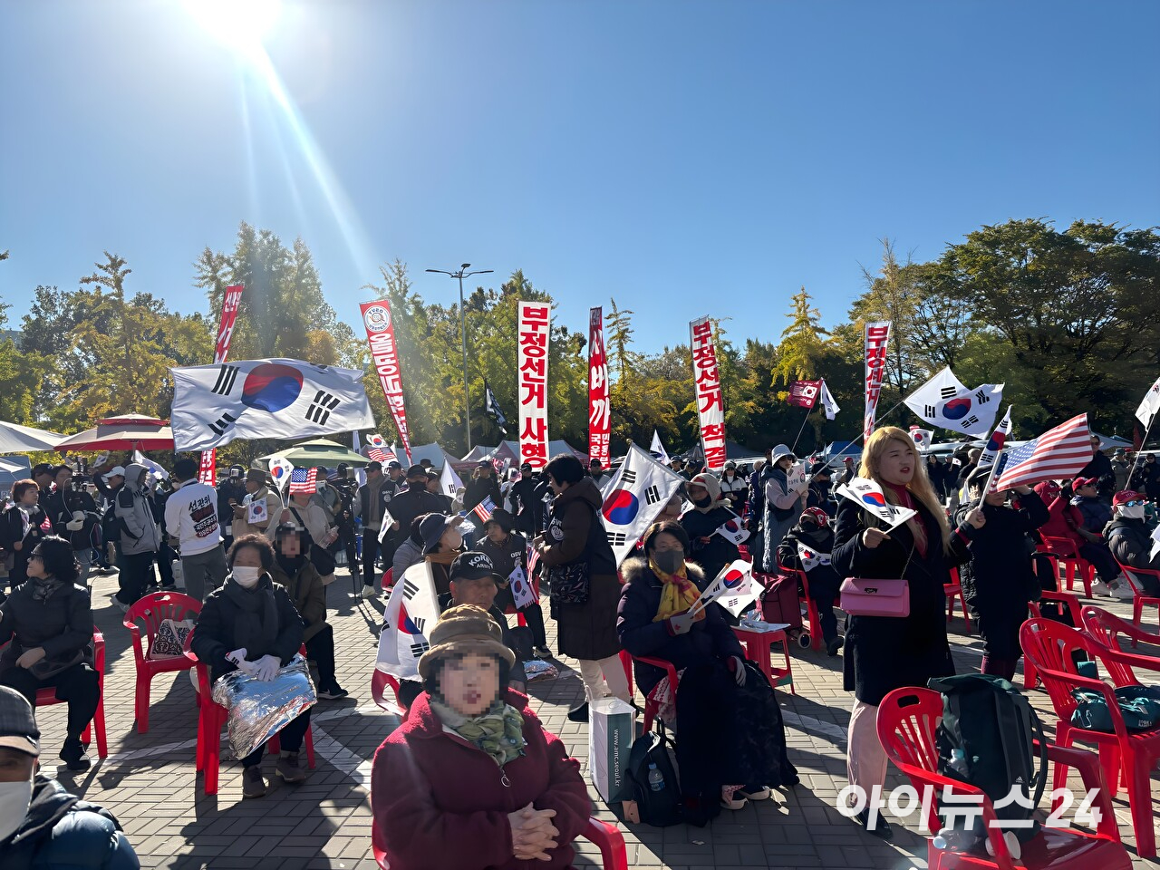 장동혁 국민의힘 당대표를 비롯한 국민의힘 당권파 지도부 의원들이 28일 서울 잠실 올림픽 공원 투표지 공개검증 현장에 참석해있다. [사진=김민지 기자]