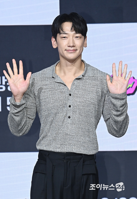 여행 유투버 빠니보틀, 가수 비, 배우 김무열, 위너 이승훈이 27일 오후 서울 마포구 상암동 쇼킹케이팝센터에서 열린 ENA '크레이지 투어'의 제작발표회에서 포즈를 취하고 있다. [사진=곽영래 기자]