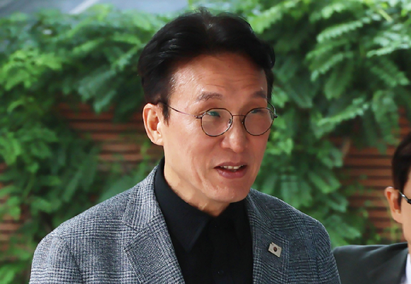 김민석 국무총리 후보자가 지난 18일 서울 종로구 통의동 금융감독연수원에 마련된 청문회 준비단 사무실로 출근하고 있다. 2025.6.18 [사진=연합뉴스]