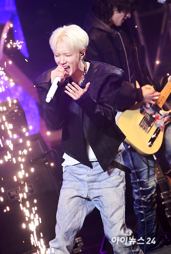 21일 서울 송파구 서울특별시교육청 학생체육관에서 '2026 JOY콘서트 - 보이스 오브 스프링(Voice of spring)'이 열렸다. 밴드 엔플라잉, 소란, 에이엠피가 멋진 무대를 선보이고 있다. [사진=정소희 기자]