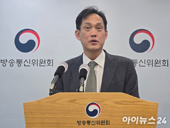 김태규 방송통신위원장 직무대행(부위원장)이 30일 오전 정부과천청사에서 국회 과학기술정보방송통신위원회(과방위)가 방통위 공영방송 이사선임 과정에 대한 감사원의 감사 요구안을 의결한 데 대해 입장을 밝히고 있다. [사진=안세준 기자]
