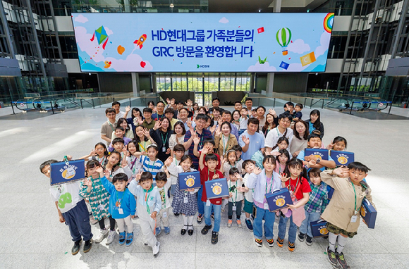 최근 판교 HD현대 글로벌R&D센터에서 진행된 HD현대 임직원 가족초청행사에서 참여 가족들이 단체 사진을 촬영하고 있다. [사진=HD현대]