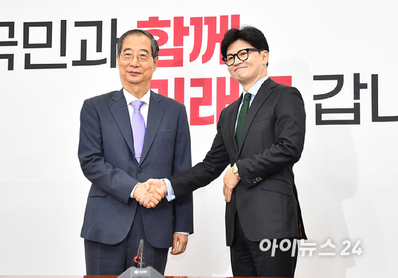 한동훈 국민의힘 당대표가 1일 오후 서울 여의도 국회에서 한덕수 국무총리를 접견, 기념촬영을 하고 있다. [사진=곽영래 기자]