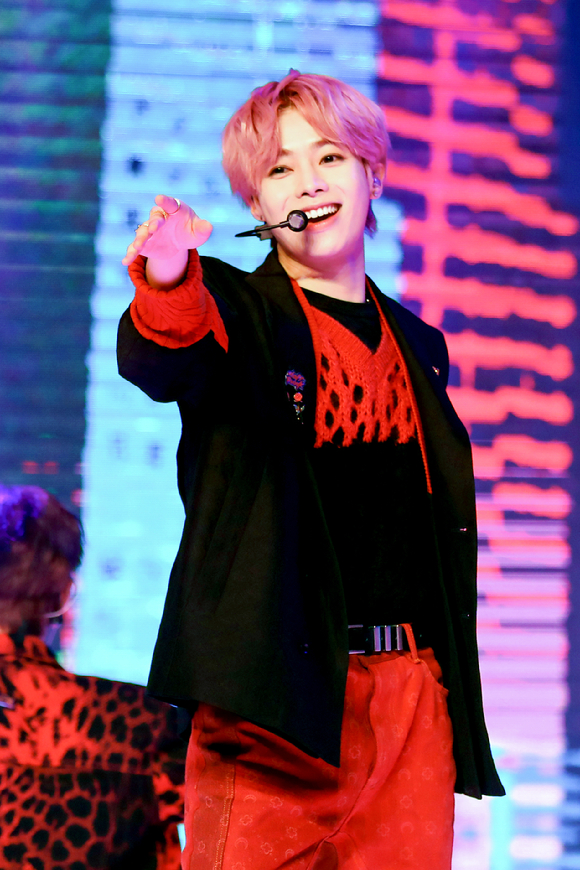 그룹 템페스트(TEMPEST) 한빈이 2일 온라인으로 진행된 데뷔 앨범 'It's ME, It's WE' 발매 기념 쇼케이스에 참석해 멋진 공연을 펼치고 있다. [사진=위에화엔터테인먼트]