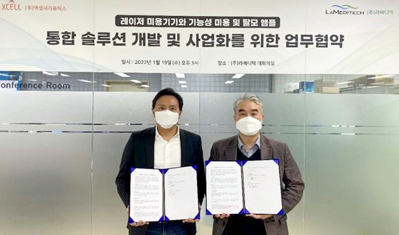 라메디텍 최종석 대표(오른쪽)가 엑셀세라퓨틱스와 미용과 탈모 사업 업무협약을 체결하고 있다. [사진=라메디텍]