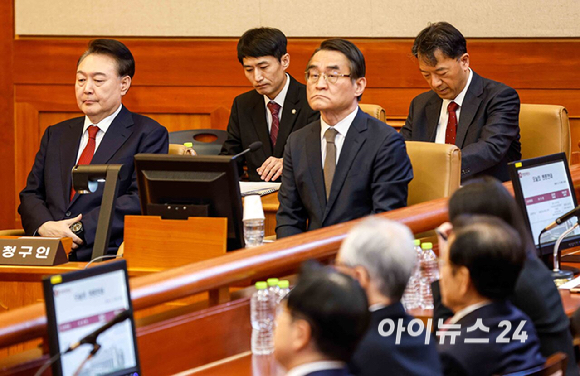 윤석열 대통령이 11일 오전 서울 종로구 헌법재판소에서 열린 윤석열 대통령 탄핵 심판 7차 변론기일에 출석하고 있다. [사진=사진공동취재단]