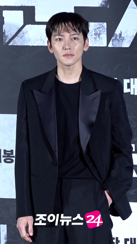 배우 지창욱이 지난 6일 서울 용산구 CGV 용산아이파크몰점에서 열린 영화 '군체'(감독 연상호) 제작보고회에 참석해 포즈를 취하고 있다. [사진=문수지 기자]