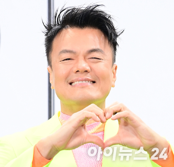 가수 박진영이 지난해 8월 서울 영등포구 여의도 KBS홀에서 열린 JYP 딴따라 포토월 헹사에 참석하고 있다. [사진=정소희 기자]