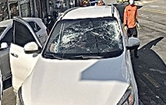 도로를 달리던 차량이 미상의 물체와 충돌해 동승자가 사망하는 사고가 발생했다. 사진은 해당 사고를 당한 차량. [사진=경기도소방재난본부]