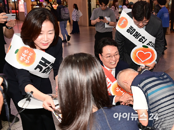 개혁신당 허은아 대표와 천하람 원내대표가 추석 연휴를 앞둔 13일 오전 서울역에서 귀성길에 오른 시민들에 인사하고 있다. [사진=정소희 기자]