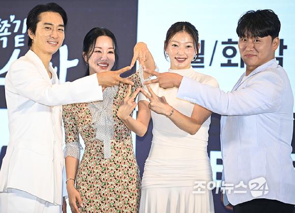 배우 엄정화, 송승헌이 12일 오후 서울 구로구 더 세인트에서 열린 지니 TV '금쪽같은 내 스타' 제작발표회에서 포토타임을 갖고 있다. [사진=곽영래 기자]