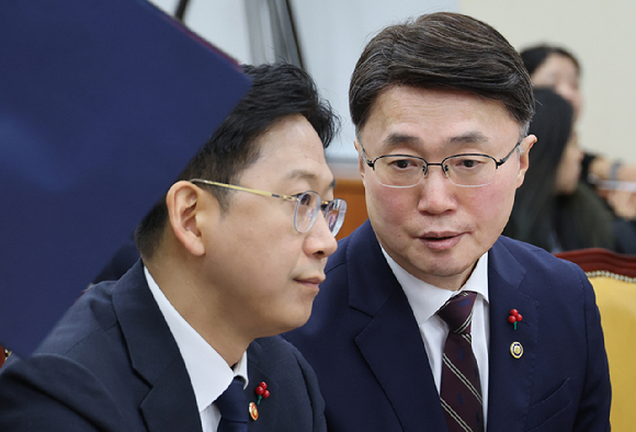 17일 국회 과학기술정보방송통신위원회에서 열린 쿠팡 침해사고 관련 청문회에서 배경훈 부총리 겸 과학기술정보통신부 장관(왼쪽)과 류제명 과학기술정보통신부 2차관이 대화하고 있다. [사진=연합뉴스]