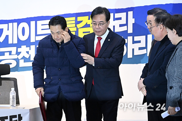 국민의힘 장동혁 대표가 19일 서울 여의도 국회 로텐더홀에서 열린 최고위원회의에서 송언석 원내대표의 부축을 받으며 이동하고 있다. [사진=곽영래 기자]