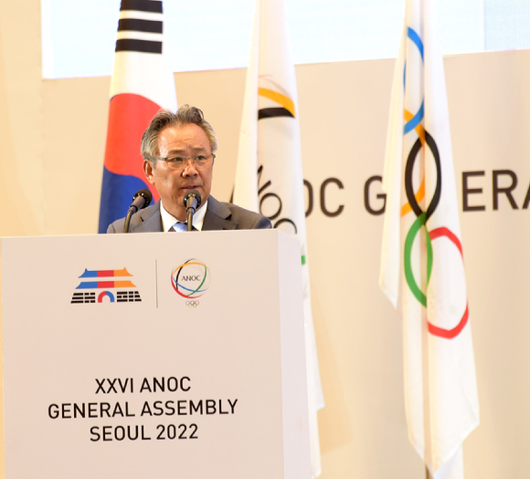 이기흥 대한체육회 회장은 서울시에서 열린 '2022 제26차 ANOC서울총회'(XXVI ANOC GENERAL ASSEMBLY SEOUL 2022)를 통해 감사패를 받았다. [사진=대한체육회]