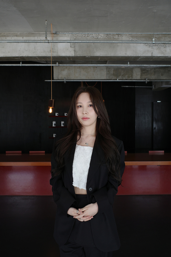 권진아가 25일 서울 연희동의 한 카페에서 진행된 정규 3집 '더 드리미스트' 발매 기념 미디어 음감회에 앞서 기념 사진을 촬영하고 있다. [사진=어나더]