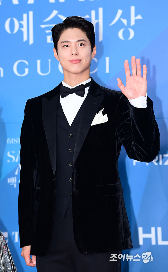 배우 박보검이 5일 오후 서울 삼성동 코엑스에서 열린 제61회 백상예술대상 시상식 레드카펫 행사에 참석하고 있다. [사진=정소희 기자]
