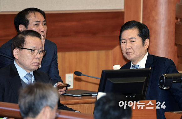 정청래 국회 법제사법위원회 위원장과 국회 측 대리인단 김이수 전 헌법재판소장 등이 25일 오후 서울시 종로구 재동 헌법재판소 대심판정에서 열린 대통령 탄핵 심판 11차 변론에 참석해 있다. [사진=사진공동취재단]
