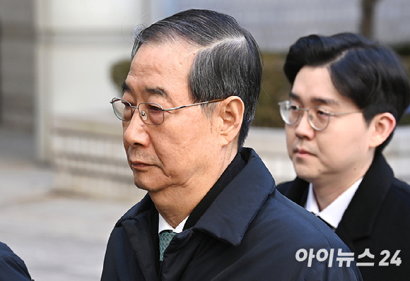 내란 우두머리 방조 혐의를 받는 한덕수 전 국무총리가 지난 21일 서울중앙지법에서 열린 1심 선고 공판에 출석하고 있다. [사진=곽영래 기자]