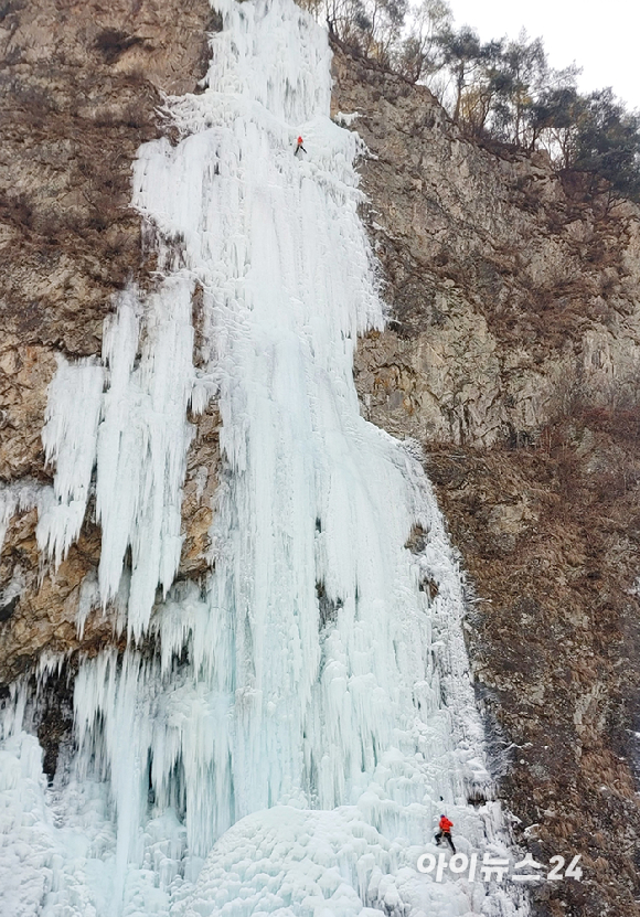 18일 강원도 원주시 지정면 판대리 판대 아이스파크에서 클라이머들이 빙벽등반을 즐기고 있다. [사진=정소희 기자]
