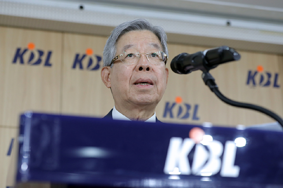 KBL 김희옥 총재가 16일 오전 서울 강남구 KBL센터에서 고양 데이원 농구단 제명 결정 발표를 하고 있다. [사진=뉴시스]