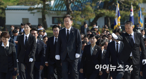더불어민주당 이재명 대선후보가 28일 오전 서울 동작구 국립 서울현충원 현충탑에서 참배하기 위해 현충탑으로 이동하고 있다. [사진=곽영래 기자]