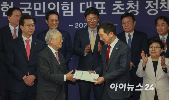 손경식 경총 회장이 18일 서울 마포구 한국경영자총협회에서 열린 정책 간담회에 앞서 국민의힘 김기현 대표에게 경영계 건의사항을 전달하고 있다. [사진=국회사진취재단]