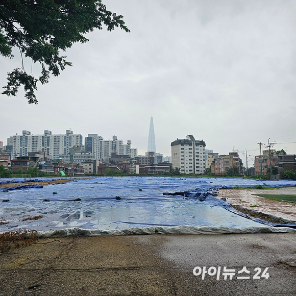 서울 송파구 풍납동의 '창의마을 풍납캠프' 부지 내 시설물이 철거되고 부지를 둘러싼 담벼락만 남아 있다. 2025.07.16 [사진=이효정 기자 ]