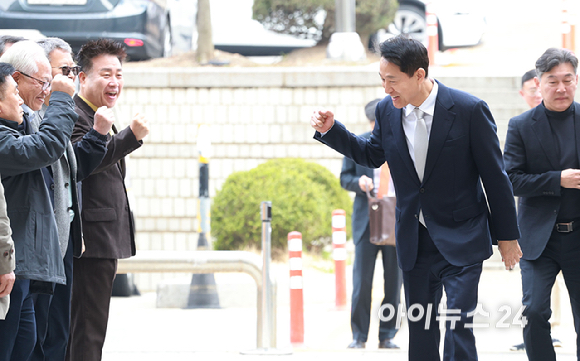 오세훈 서울시장이 3일 오전 서울 서초구 서울중앙지법에서 열린 '여론조사 대납 의혹 사건' 1심 속행 공판에 출석하고 있다. [사진=사진공동취재단]