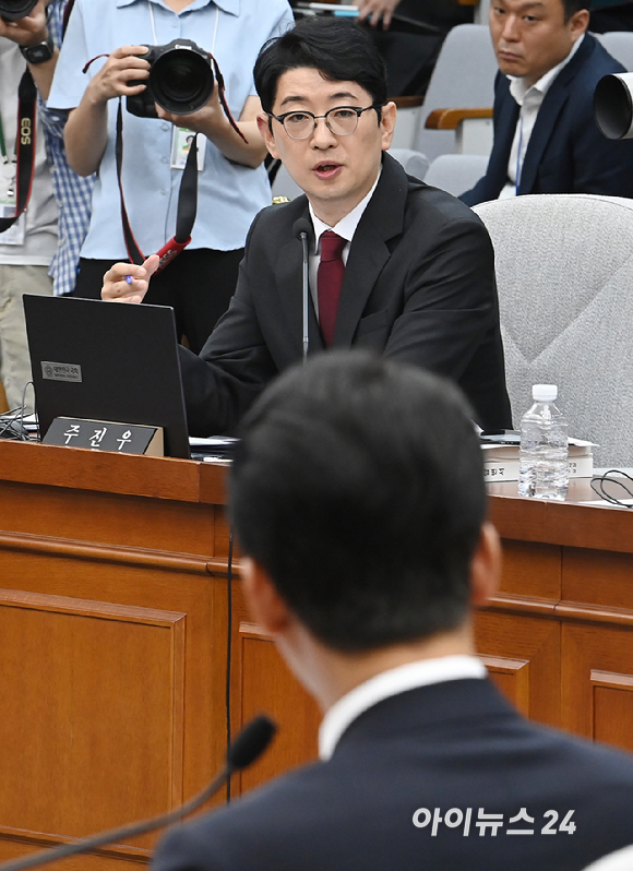 주진우 국민의힘 의원이 24일 서울 여의도 국회에서 열린 국무총리(김민석) 임명동의안 심사를 위한 인사청문회에서 김민석 국무총리 후보자에게 질의하고 있다. [사진=곽영래 기자]