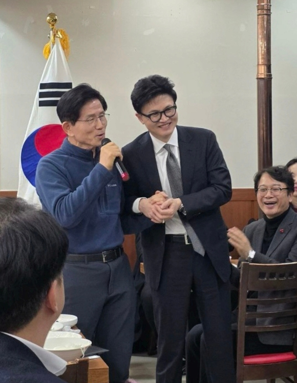 김문수 전 고용노동부 장관과 한동훈 전 국민의힘 대표가 17일 당 수도권 전현직 당협위원장 모임 이오회에서 손을 잡고 있다. [사진=한동훈 전 대표 인스타그램]