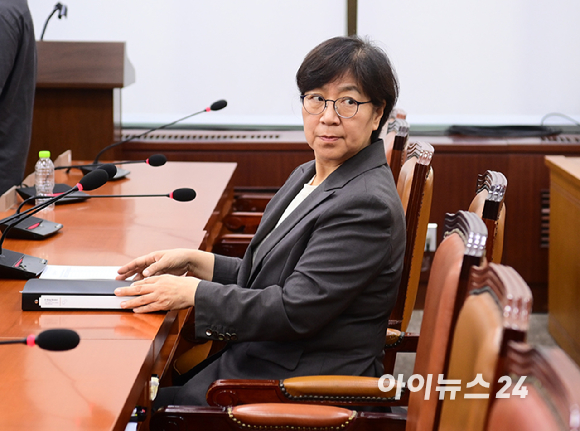 18일 오전 서울 여의도 국회 보건복지위원회에서 열린 정은경 보건복지부 장관 후보자 인사청문회가 야당의 추가 자료 제출과 검토 시간 요구에 정회된 가운데 정 후보자가 자리를 나서고 있다. [사진=정소희 기자]