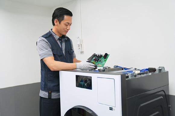 삼성전자서비스 엔지니어가 세탁기 수리를 제공하는 모습. [사진=삼성전자서비스]