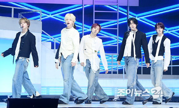 그룹 투어스가 27일 오후 서울 광진구 광장동 예스24라이브홀에서 열린 투어스(TWS) 미니 5집 'NO TRAGEDY' 발매 기념 쇼케이스에서 타이틀곡 '널 따라가' 무대를 선보이고 있다. [사진=정소희 기자]