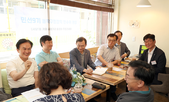 지난 18일 사당1동 카페&middot;공방거리 활성화 주민간담회에서 발언하는 류삼영(왼쪽) 당선인. [사진=동작구]