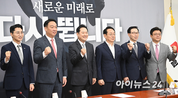 국민의힘 장동혁 대표가 18일 서울 여의도 국회에서 열린 최고위원회의에서 주요 당직자들에게 임명장을 수여한 뒤 기념 촬영하고 있다.왼쪽부터 박준태 당대표 비서실장, 정희용 사무총장, 장 대표, 김도읍 정책위의장, 서천호 전략기획부총장, 강명구 조직부총장. [사진=곽영래 기자]