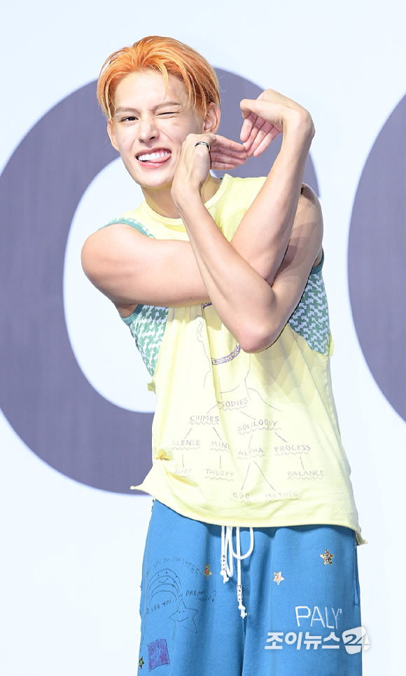 그룹 코르티스 제임스가 18일 오후 서울 용산구 블루스퀘어에서 열린 코르티스(CORTIS) 데뷔 쇼케이스 '컬러 아웃사이드 더 라인스'(COLOR OUTSIDE THE LINES)에 참석하고 있다. [사진=정소희 기자]