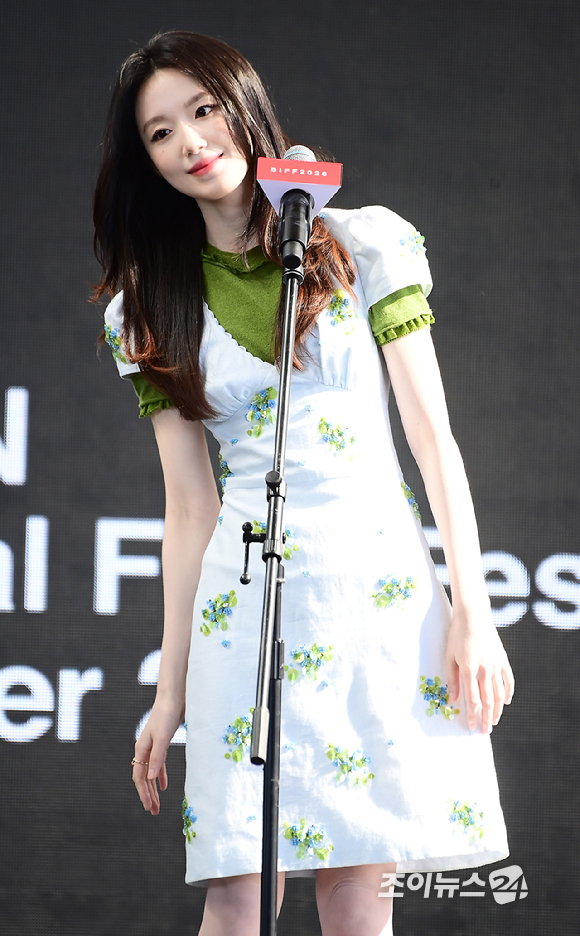 아이들 슈화가 7일 부산 해운대구 영화의전당에서 열린 제31회 부산국제영화제 '오래오래 행복하게' 야외 무대인사에 참석하고 있다. [사진=정소희 기자]