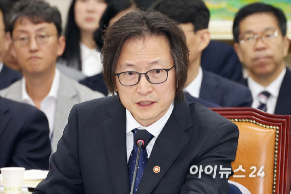 주병기 공정거래위원장이 14일 서울 여의도 국회에서 열린 국회 정무위원회 공정거래위원회 등에 대한 국정감사에서 질의에 답변하고 있다. [사진=곽영래 기자]