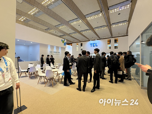 '세미콘코리아 2026' 도쿄일렉트론(TEL)코리아 부스 전경. 부스 입구에는 '기술로 삶을 가능하게 하다'(Technology Enabling Life) 기업 메시지 로고가 적혀있다. [사진=권서아 기자]