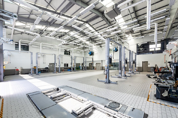 (왼쪽부터) 빅토리 이재섭 회장, 김봉섭 부사장, 김하근 대표, 진영푸드 최강호 회장, 스텔란티스코리아 방실 대표, 세일즈 및 네트워크 총괄 안백인 상무, 애프터세일즈 총괄 강승원 상무, 마케팅 및 프로덕트 총괄 진시현 상무, 빅토리 김한주 본부장, 송영민 본부장이 1일 부산시 학장동 스텔란티스 브랜드 하우스'에서 열린 개장식에서 리본커팅을 하고 있다. [사진=스텔란티스코리아]