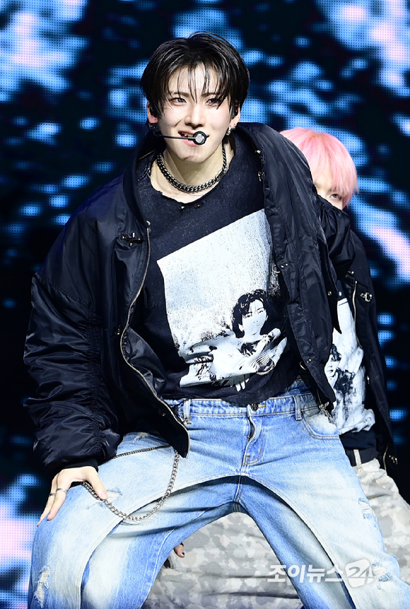 그룹 앤팀 유마가 28일 오후 서울 용산구 한남동 블루스퀘어에서 열린 &TEAM(앤팀) 한국 데뷔 앨범 미니 1집 'Back to Life'(백 투 라이프)발매 기념 쇼케이스에 참석해 멋진 무대를 선보이고 있다. [사진=정소희 기자]