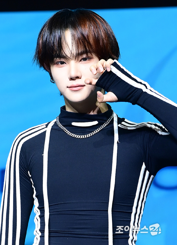 그룹 앰퍼샌드원 윤시윤이 12일 오후 서울 등촌동 스카이아트홀에서 열린 앰퍼샌드원(AMPERS&ONE) 미니 3집 '라우드 앤 프라우드' 발매 기념 쇼케이스에 참석하고 있다. [사진=정소희 기자]