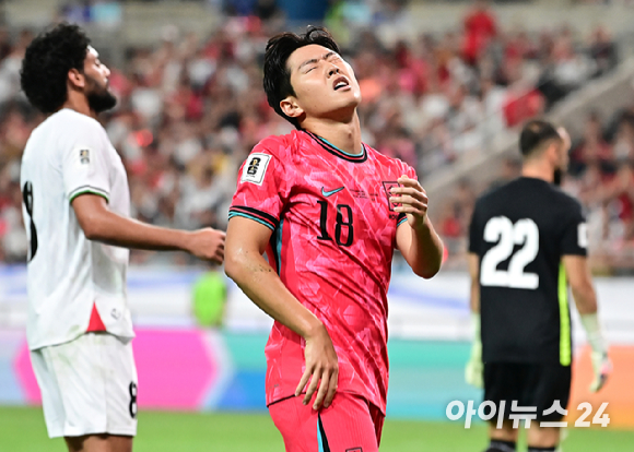 이강인이 지난 5일 서울월드컵경기장에서 열린 대한민국과 팔레스타인과 2026 FIFA 북중미 월드컵 아시아 지역 3차 예선 1차전에서 골 찬스를 놓친 뒤 아쉬워하고 있다. [사진=곽영래 기자]