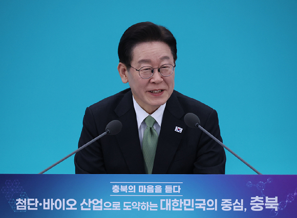 이재명 대통령이 13일 충북 청주오스코에서 열린 '충북의 마음을 듣다' 타운홀미팅 간담회에서 발언하고 있다. 2026.3.13 [사진=연합뉴스]