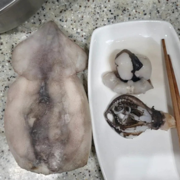 해동 후 쭈그러든 중국산 오징어. [사진=SNS, 커뮤니티 갈무리]