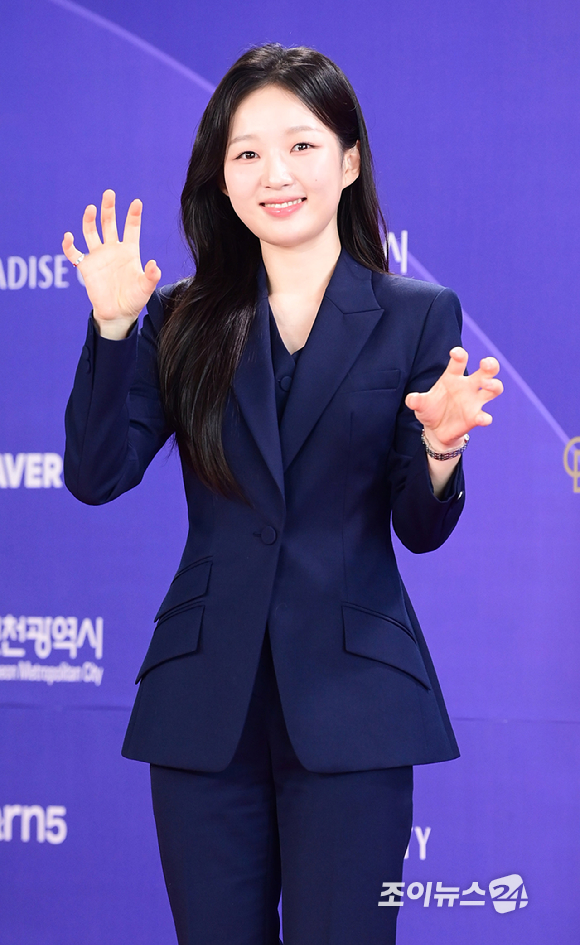 '흑백요리사2' 김시현 셰프가&nbsp;31일 오후&nbsp;인천시 영종구 운서동 파라다이스시티에서 열린&nbsp;제5회 청룡시리즈어워즈&nbsp;레드카펫 행사에 참석하고 있다. [사진=정소희 기자]